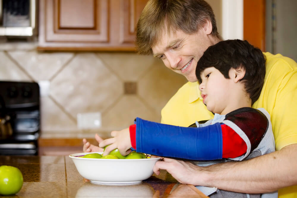 Приходит сын на кухню. Особые родители особых детей. Отец ребенка инвалида. Дети помогают папе фото. Отец с сыном на кухне фото.